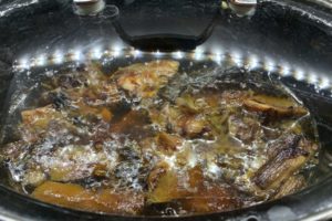 Brodo d'ossa in cottura nella slow cooker