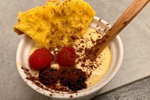 sfoglie di uovo dolci e tiramisù